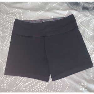 black lululemon shorts